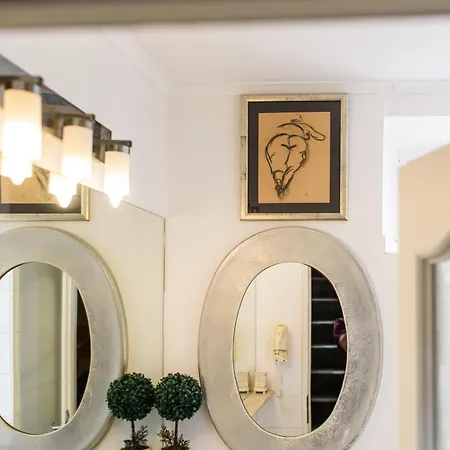 לינה וארוחת בוקר Tiffany's Town House 4*