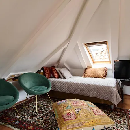 Tiffany's Town House 4*