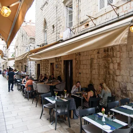 לינה וארוחת בוקר Tiffany's Town House