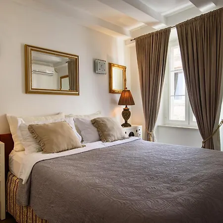 Tiffany's Town House 4*