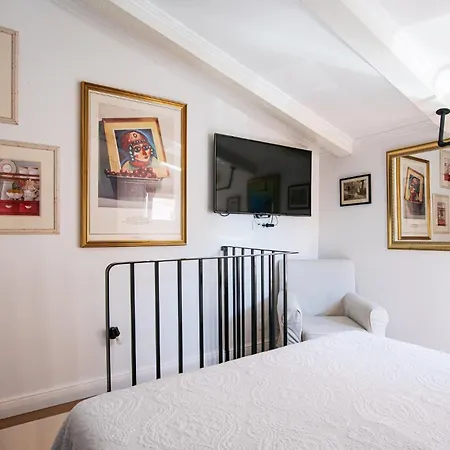 Tiffany's Town House 4*