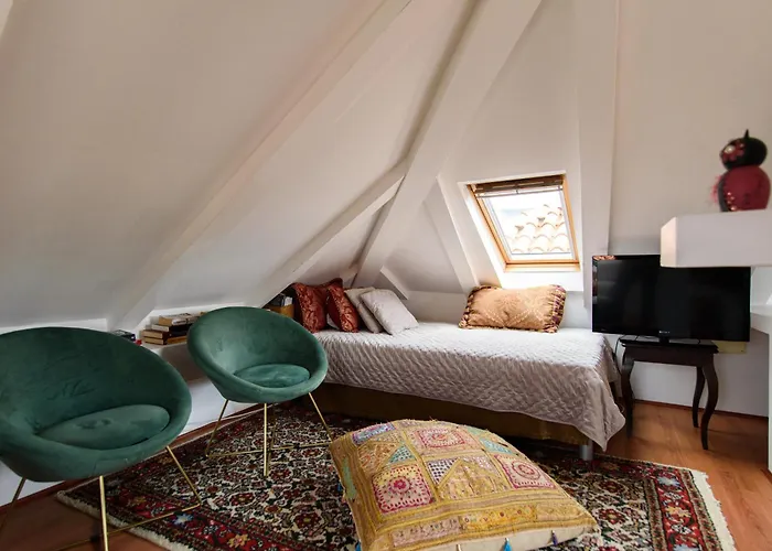 Tiffany's Town House 4*