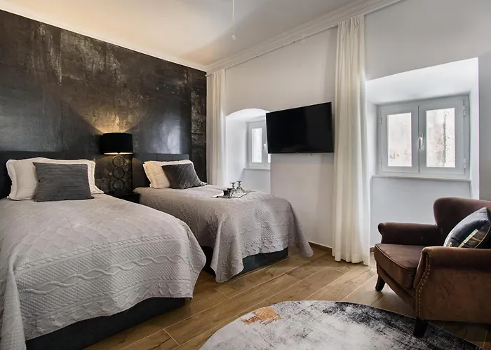 Tiffany's Town House 4*