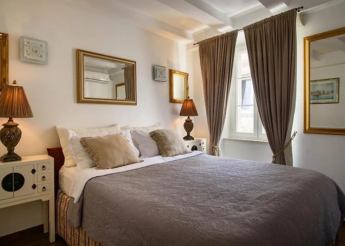 Tiffany's Town House 4*