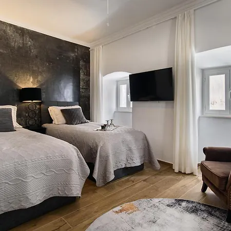 Tiffany's Town House 4*